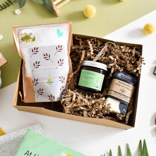 THE NATURAL SPA WELLNESS GESCHENKSET BREATH KOKOSWACHSKERZE, BADESALZ & SEIFE - Geschenkset offen