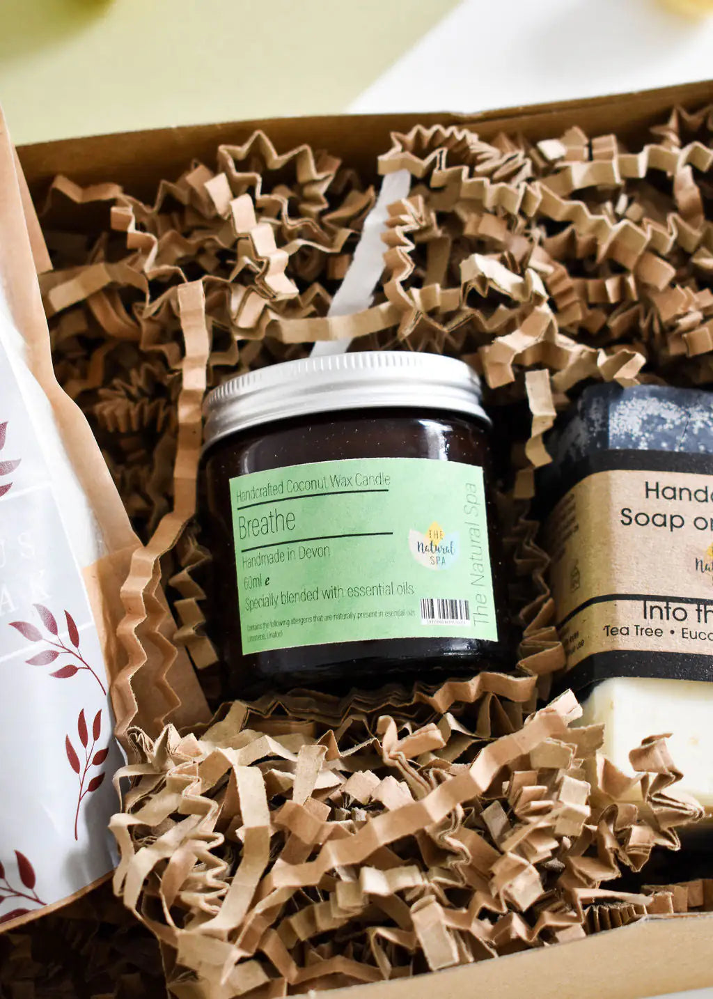 THE NATURAL SPA Wellness Geschenkset Breath Kokoswachskerze, Badesalz & Seife