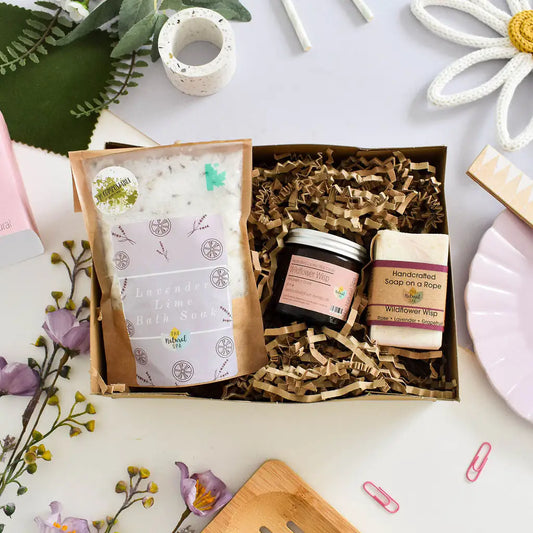 THE NATURAL SPA Wellness Geschenkset Wildblumen Duftkerze, Badesalz & Seife