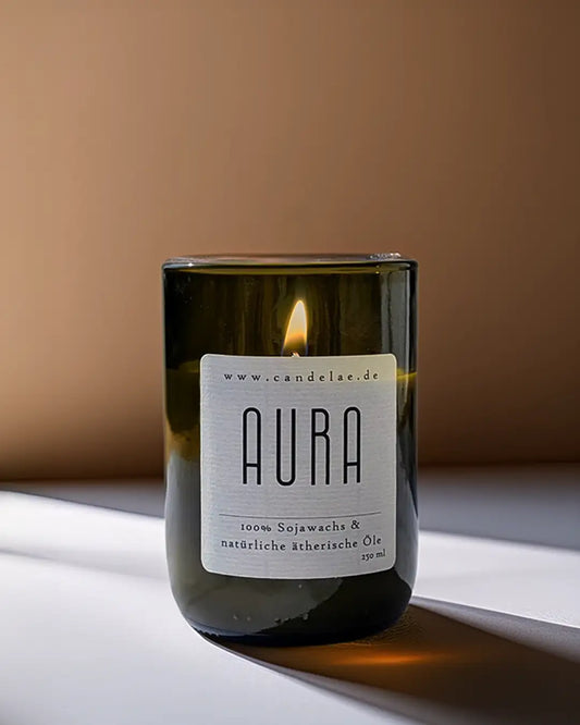 CANDALAE Duftkerze AURA mit Lavendel, Bergamotte & Ylang Ylang 250g - Dufkterze aus alter Weinflasche