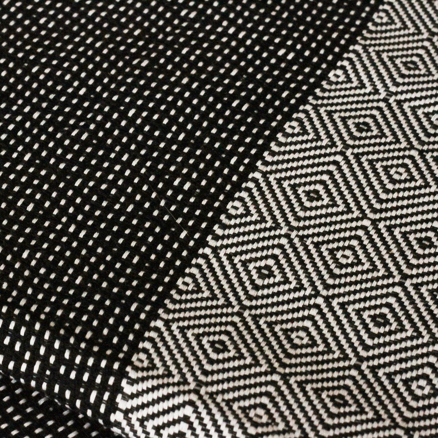 MADEATHAND | TAGESDECKE "TUVAL" | SCHWARZ-WEISS | 200x240cm-1