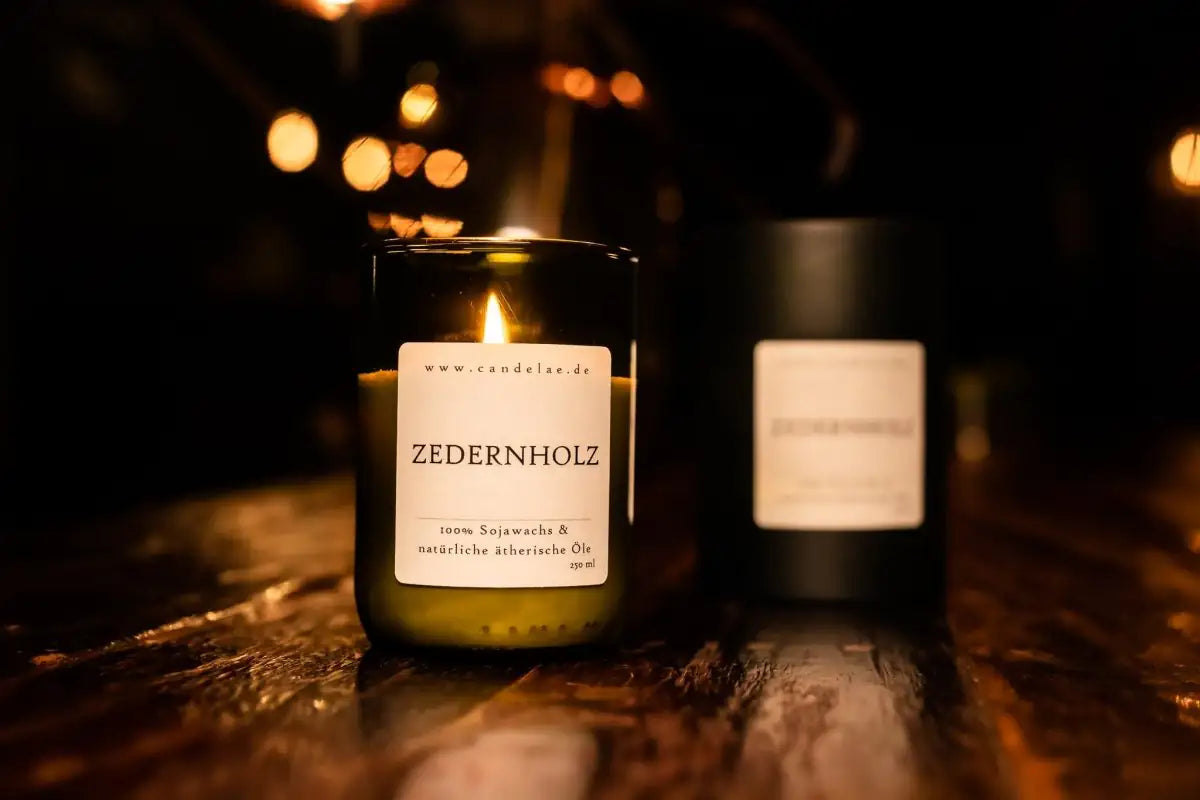 CANDELAE ZEDERNHOLZ Duftkerze aus Sojawachs, Ruhe & Entspannung 250ml - brennende Kerze