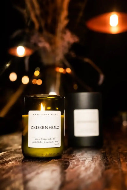 CANDELAE ZEDERNHOLZ Duftkerze aus Sojawachs, Ruhe & Entspannung 250ml - brennende Kerze und Paapschachtel