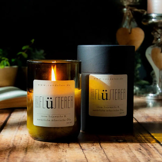 CANDALAE Duftkerze Gedankenflüsterer aus Sojawachs, ätherischen Ölen in einer alten Weinflasche - Kerze und Pappschachtel