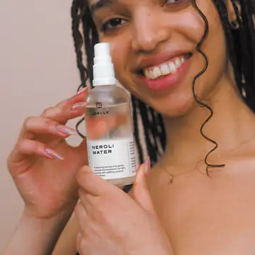 LOELLE ORGANICS Neroli Gesichtswasser 100ml - Frau zeigt Flasche