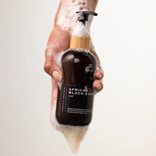LOELLE ORGANICS African Black Soap Flasch, eingeseifte Hände mit Spenderflasche