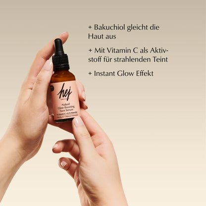 Naked Glow Boosting Face Serum von HEJ ORGANIC, Produktmerkmale als Text neben der Flasche