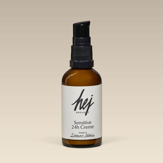 HEJ ORGANIC Sensitive 24h Gesichtscreme, 50 ml, Glasflasche mit Pumpspender und Cremetextur